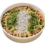 セブンイレブンの国産釜揚げしらすと小海老のオイルパスタを比較する。税込価格：594円、カロリー：454kcal、たんぱく質：23.2g、脂質：11.3g、炭水化物：67.7g、糖質：62.1g、食物繊維：5.6g、食塩相当量：3.4g。しらすと小海老を使用したオイルパスタ。ねぎと大葉を盛付けることで、爽やかな風味を感じられる仕立てです。アレルギー：小麦、えび。