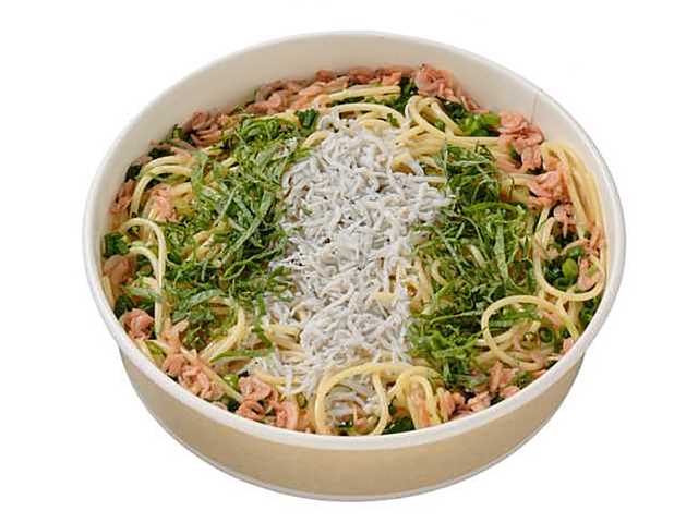 セブンイレブンの国産釜揚げしらすと小海老のオイルパスタを比較する。税込価格：594円、カロリー：454kcal、たんぱく質：23.2g、脂質：11.3g、炭水化物：67.7g、糖質：62.1g、食物繊維：5.6g、食塩相当量：3.4g。しらすと小海老を使用したオイルパスタ。ねぎと大葉を盛付けることで、爽やかな風味を感じられる仕立てです。アレルギー：小麦、えび。