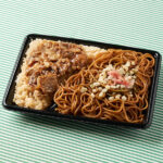 ファミリーマートの【東海】豚焼肉&焼そば弁当を比較する。税込価格:598円。甘辛いタレを染み込ませたジューシーな豚焼肉をのせたごはんと甘みのある味付けに仕上げた焼そばの弁当です。