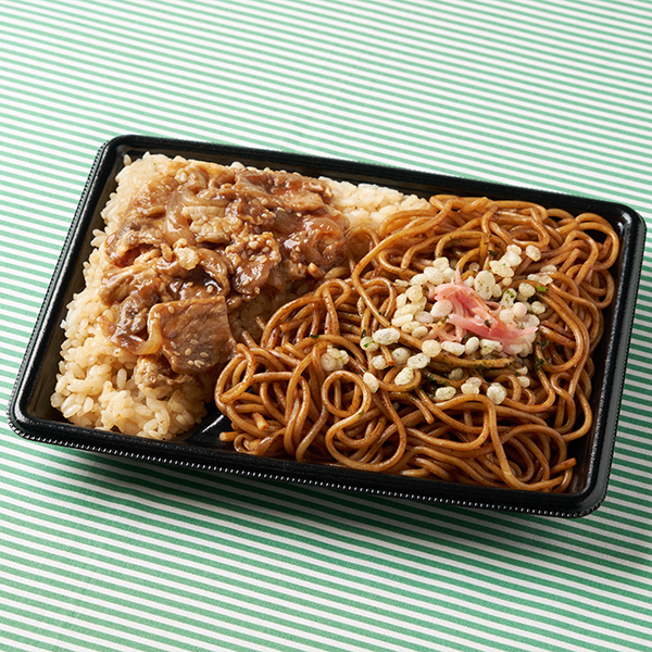 ファミリーマートの【東海】豚焼肉&焼そば弁当を比較する。税込価格：598円。甘辛いタレを染み込ませたジューシーな豚焼肉をのせたごはんと甘みのある味付けに仕上げた焼そばの弁当です。