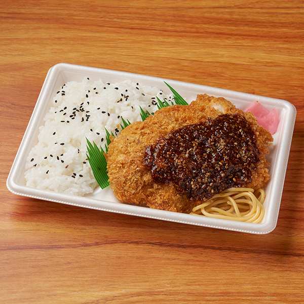 ファミリーマートのたっぷりごま入り特製ソース！チキンカツ弁当を比較する。税込価格：645円、カロリー：791kcal、1円あたりカロリー：1.23kcal/円、たんぱく質：24.3g、1円あたりたんぱく質：0.04g/円、脂質：32.6g、炭水化物：101.6g、食塩相当量：3.6g。野菜や果物を使用したかつソースにごまをたっぷり入れた特製ごま入りソースのチキンカツ弁当です。アレルギー：小麦、卵、乳成分、ごま、大豆、鶏肉、もも、りんご、ゼラチン。