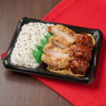 ファミリーマートの増量 にんにくから揚げ&ふんわり肉だんご弁当を比較する。税込価格：698円、カロリー：986kcal、1円あたりカロリー：1.41kcal/円、たんぱく質：36g、1円あたりたんぱく質：0.05g/円、脂質：33.7g、炭水化物：137g、食塩相当量：4.2g。期間限定でご飯を20％増量しています。醤油から揚げと甘酢あんを絡めたふんわりとした食感の肉だんごを盛り付けたボリューム感のあるお弁当です。アレルギー：小麦、卵、乳成分、ごま、大豆、鶏肉、りんご。