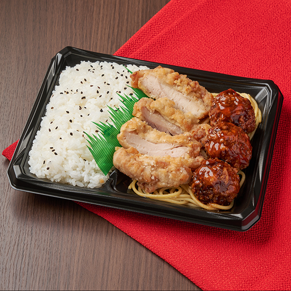 ファミリーマートの増量 にんにくから揚げ&ふんわり肉だんご弁当を比較する。税込価格：698円、カロリー：986kcal、1円あたりカロリー：1.41kcal/円、たんぱく質：36g、1円あたりたんぱく質：0.05g/円、脂質：33.7g、炭水化物：137g、食塩相当量：4.2g。期間限定でご飯を20％増量しています。醤油から揚げと甘酢あんを絡めたふんわりとした食感の肉だんごを盛り付けたボリューム感のあるお弁当です。アレルギー：小麦、卵、乳成分、ごま、大豆、鶏肉、りんご。