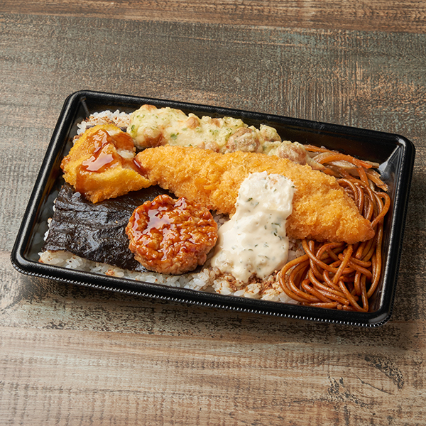 ファミリーマートのタルタル白身フライの海苔弁当を比較する。税込価格：598円、カロリー：804kcal、1円あたりカロリー：1.34kcal/円、たんぱく質：19.4g、1円あたりたんぱく質：0.03g/円、脂質：24.7g、炭水化物：128g、食塩相当量：4.1g。タルタルソースがかかった白身フライをメインにつくね、ちくわの磯辺揚げ、コロッケ、金平ごぼうを盛り付けた海苔弁当です。アレルギー：小麦、卵、乳成分、牛肉、ごま、さば、大豆、鶏肉、豚肉、もも、りんご、ゼラチン。
