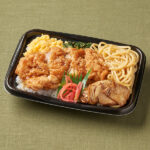 ファミリーマートのだしじゅわ唐揚弁当を比較する。税込価格：537円、カロリー：599kcal、たんぱく質：25.1g、脂質：15.5g、炭水化物：90.8g、食塩相当量：3.7g。じゅわっとだしを感じられるから揚げがメインのお弁当です。4種類の節と昆布だし入りのつゆで味付けをしたから揚げと彩りの良い副菜で最後まで飽きずに食べられる仕立てです。アレルギー：小麦、卵、乳成分、ごま、さば、大豆、鶏肉、豚肉、ゼラチン。