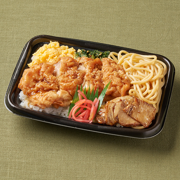 ファミリーマートのだしじゅわ唐揚弁当を比較する。税込価格：537円、カロリー：599kcal、たんぱく質：25.1g、脂質：15.5g、炭水化物：90.8g、食塩相当量：3.7g。じゅわっとだしを感じられるから揚げがメインのお弁当です。4種類の節と昆布だし入りのつゆで味付けをしたから揚げと彩りの良い副菜で最後まで飽きずに食べられる仕立てです。アレルギー：小麦、卵、乳成分、ごま、さば、大豆、鶏肉、豚肉、ゼラチン。