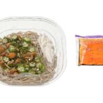 セブンイレブンの麺大盛 冷しネバネバぶっかけそばを比較する。税込価格：594円、カロリー：417kcal、たんぱく質：20.4g、脂質：3.6g、炭水化物：79.8g、糖質：71.6g、食物繊維：8.2g、食塩相当量：4g。オクラ，なめこ，とろろ，めかぶのネバネバ具材が入った、麺大盛の冷たいお蕎麦です。アレルギー：卵、小麦、そば。