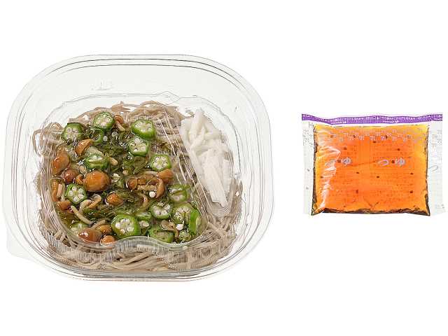セブンイレブンの麺大盛 冷しネバネバぶっかけそばを比較する。税込価格：594円、カロリー：417kcal、たんぱく質：20.4g、脂質：3.6g、炭水化物：79.8g、糖質：71.6g、食物繊維：8.2g、食塩相当量：4g。オクラ，なめこ，とろろ，めかぶのネバネバ具材が入った、麺大盛の冷たいお蕎麦です。アレルギー：卵、小麦、そば。