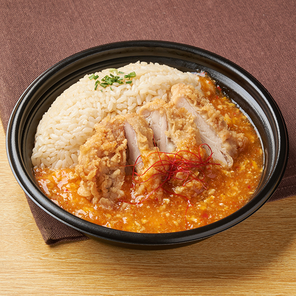 ファミリーマートの旨辛あんかけ唐揚げ飯を比較する。税込価格：698円。中華風の炊き込みごはんと唐揚げに豆板醤、ラー油、にんにくなどで味付けした旨辛なたまごあんかけをかけたボリューム感のあるワンプレートのお弁当です。 ※宮崎県、鹿児島県では取り扱いがございません。