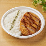 ファミリーマートの増量 スパイス香る!ロースかつカレーを比較する。税込価格:645円、カロリー:739kcal、1円あたりカロリー:1.15kcal/円、たんぱく質:18.2g、1円あたりたんぱく質:0.03g/円、脂質:22.7g、炭水化物:117.1g、食塩相当量:4.2g。期間限定でご飯を20%増量しています。野菜の旨みと酸味、スパイス感のあるカレーソースにロースとんかつを乗せたかつカレーです。アレルギー:小麦、卵、乳成分、牛肉、大豆、鶏肉、バナナ、豚肉、もも、やまいも、りんご、ゼラチン。