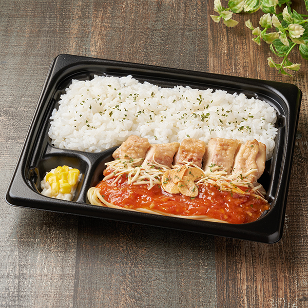 ファミリーマートの二段仕込みのチキンステーキ弁当を比較する。税込価格：698円。柔らかくジューシーなチキンステーキに特製のガーリックトマトソースを合わせた食べごたえのあるお弁当です。