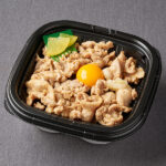 ファミリーマートの伝説のすた丼屋監修 すたみな丼を比較する。税込価格：698円。「伝説のすた丼屋」監修商品です。インパクトがあるにんにくの香りとやみつきになる味わいを表現しました。温めて溶けた卵黄ソースを絡めてお召し上がりください。