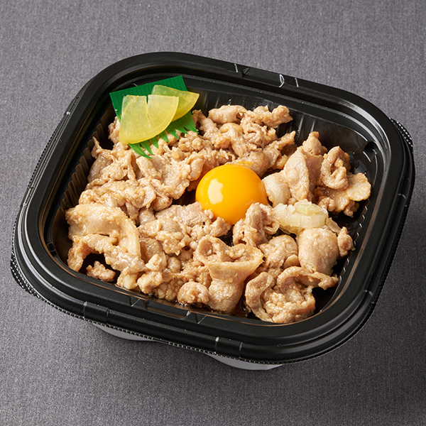 ファミリーマートの伝説のすた丼屋監修 すたみな丼を比較する。税込価格：698円。「伝説のすた丼屋」監修商品です。インパクトがあるにんにくの香りとやみつきになる味わいを表現しました。温めて溶けた卵黄ソースを絡めてお召し上がりください。