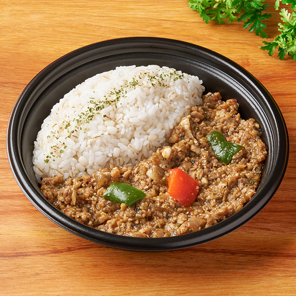 ファミリーマートの【関東の一部】オイスターの旨味広がるガパオライス（麦入りごはん ）を比較する。税込価格：598円。ナンプラーとオイスターソースの旨み、バジルの香りが感じられるガパオライスです。 ※茨城県の一部、埼玉県の一部、千葉県の一部、東京都の一部、神奈川県の一部での取り扱いです。