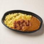 ファミリーマートの【九州】ハムを食らう！ かつカレーを比較する。税込価格：598円。「福岡ソフトバンクホークス」応援企画対象商品です。お子さまでも食べやすい甘めのカレーにハムカツを一枚トッピングしました。