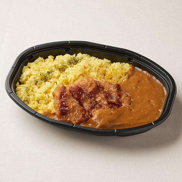 ファミリーマートの【九州】ハムを食らう！ かつカレーを比較する。税込価格：598円。「福岡ソフトバンクホークス」応援企画対象商品です。お子さまでも食べやすい甘めのカレーにハムカツを一枚トッピングしました。