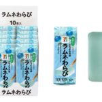 セブンイレブンの７プレミアム ラムネわらびを比較する。税込価格：138円、カロリー：129kcal、たんぱく質：0g、脂質：0.1g、炭水化物：32.1g、糖質：31.9g、食物繊維：0.2g、食塩相当量：0.3g。ラムネの爽やかな味わいとわらびのもっちりぷるんとした食感をワンハンドで手軽に楽しめるラムネ味のわらびです。アレルギー：なし。