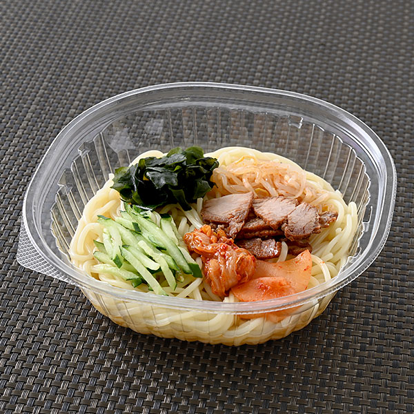 ファミリーマートの牛スープの旨み盛岡風冷麺を比較する。税込価格：578円、カロリー：341kcal、1円あたりカロリー：0.59kcal/円、たんぱく質：10.9g、1円あたりたんぱく質：0.02g/円、脂質：1.8g、炭水化物：71.4g、食塩相当量：4.1g。コシの強さとしなやかさが特徴の専用麺に牛の旨みをきかせたスープを合わせ、チャーシュー、わかめ、もやし、きゅうり、キムチをのせた冷麺です。アレルギー：えび、小麦、卵、乳成分、牛肉、ごま、大豆、鶏肉、豚肉、りんご、ゼラチン。