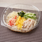 ファミリーマートの6種具材の冷しぶっかけ手延素麺を比較する。税込価格：498円。だしのきいたつゆとそうめんを合わせたぶっかけタイプの冷し麺です。具材として、わかめ、きゅうり、蒸し鶏、錦糸たまご、カニカマ、針しょうがをのせて彩り良く仕立てました。 ※宮崎県、鹿児島県では取り扱いがございません。