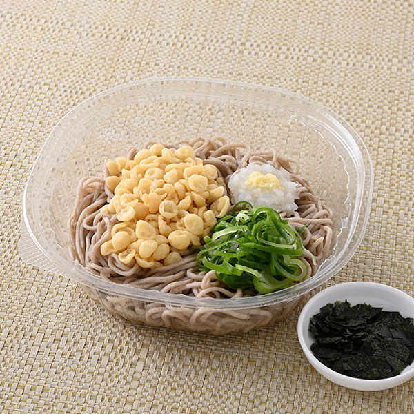 ファミリーマートの【山梨県・長野県・静岡県】冷し海苔おろしそばを比較する。税込価格：498円、カロリー：388kcal、1円あたりカロリー：0.78kcal/円、たんぱく質：15.4g、1円あたりたんぱく質：0.03g/円、脂質：10.8g、炭水化物：59g、食塩相当量：3g。細めのそばにだしのきいたつゆを合わせ、大根おろしや揚げ玉、おろししょうがなどをのせたあっさりとした味わいです。きざみ海苔小袋付きです。アレルギー：えび、小麦、そば、卵、大豆、ゼラチン。
