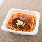 ファミリーマートのデミハンバーグナポリタンを比較する。税込価格:498円。2.2mmの太麺を使用したナポリタンが登場します。具材にハンバーグを使用し、デミソースとナポリタンソースの2種のソースで飽きない仕立てに仕上げました。
