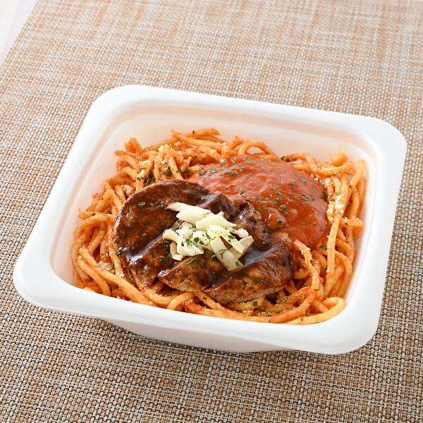 ファミリーマートのデミハンバーグナポリタンを比較する。税込価格：498円。2.2mmの太麺を使用したナポリタンが登場します。具材にハンバーグを使用し、デミソースとナポリタンソースの2種のソースで飽きない仕立てに仕上げました。