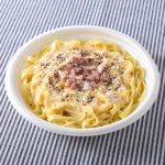 ファミリーマートの生パスタ カルボナーラを比較する。税込価格：538円。もちもち感が特徴の生パスタです。チーズ感のあるカルボナーラソースに、厚みのあるベーコンをあわせ、チーズ、ブラックペッパーをふりました。 ※宮崎県、鹿児島県では取り扱いがございません。