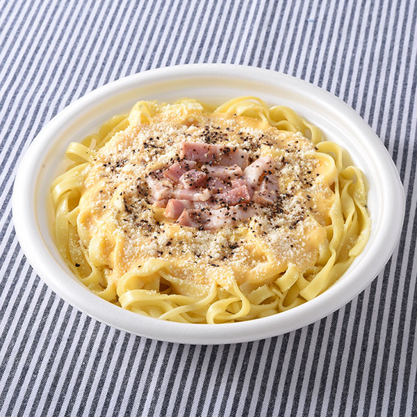 ファミリーマートの生パスタ カルボナーラを比較する。税込価格：538円。もちもち感が特徴の生パスタです。チーズ感のあるカルボナーラソースに、厚みのあるベーコンをあわせ、チーズ、ブラックペッパーをふりました。 ※宮崎県、鹿児島県では取り扱いがございません。