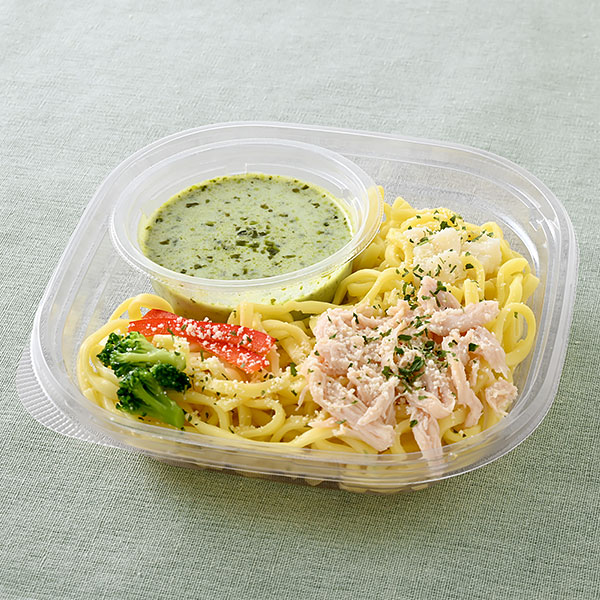 ファミリーマートの冷たい生パスタ バジルクリームを比較する。税込価格：550円。バジルクリームソースを合わせた冷製生パスタです。バジルに合うポテト、パルメザンチーズ、蒸し鶏、ほうれん草、パプリカ、パセリをトッピングしました。