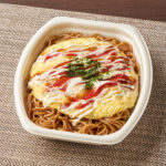 ファミリーマートのふんわりたまご オムそばを比較する。税込価格：538円。ふんわりとした食感に焼き上げたたまごをのせたソース焼そばです。たまごの下にはキャベツともやしをトッピングしています。
