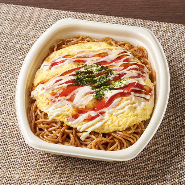 ファミリーマートのふんわりたまご オムそばを比較する。税込価格：538円。ふんわりとした食感に焼き上げたたまごをのせたソース焼そばです。たまごの下にはキャベツともやしをトッピングしています。