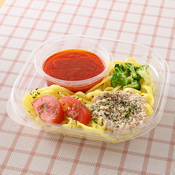 ファミリーマートの冷たい生パスタ ツナとトマトを比較する。税込価格：538円。トマトの酸味と旨みを加えたソースに、具材はツナサラダ、トマト、ブロッコリー、パセリ、ブラックペッパーをトッピングしました。