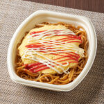 ファミリーマートの【関西】お好み焼ゆかり監修 オムそばを比較する。税込価格：538円。「お好み焼ゆかり」監修のオムそばです。野菜の旨みを活かしたソースにマッシュルームや玉ねぎなどの具材と中太麺を合わせ、食べごたえのある商品に仕上げました。 ※和歌山県の一部では取り扱いがございません。