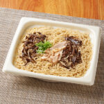 ファミリーマートの【九州】味千拉麺監修 大盛 焼ラーメン（マー油仕立て）を比較する。税込価格：598円。「味千拉麺」監修の焼ラーメンを大盛仕立てにしました。豚骨スープや万味油（マー油）で味付した麺に、きくらげ・チャーシュー・青ねぎ・フライドガーリックをトッピングしました。 ※宮崎県、鹿児島県では取り扱いがございません。