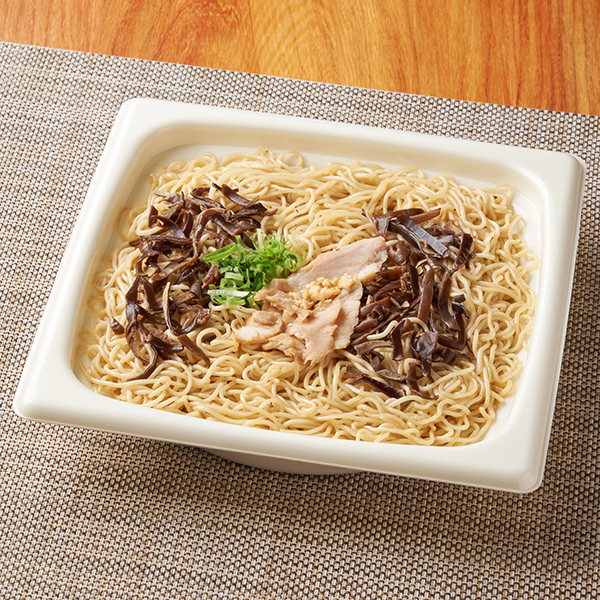 ファミリーマートの【九州】味千拉麺監修 大盛 焼ラーメン（マー油仕立て）を比較する。税込価格：598円。「味千拉麺」監修の焼ラーメンを大盛仕立てにしました。豚骨スープや万味油（マー油）で味付した麺に、きくらげ・チャーシュー・青ねぎ・フライドガーリックをトッピングしました。 ※宮崎県、鹿児島県では取り扱いがございません。