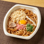 ファミリーマートの【九州】猛打爆発！ソース焼うどんを比較する。税込価格：498円。「福岡ソフトバンクホークス」応援企画対象商品です。ソースで味付けをしたうどん麺に、豚肉、揚げ玉、卵黄ソース、さつま揚げ、紅しょうが、ねぎをトッピングしました。