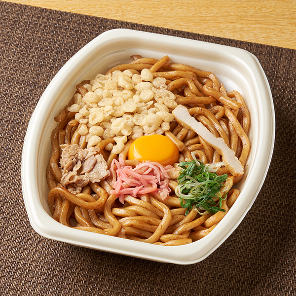 ファミリーマートの【九州】猛打爆発！ソース焼うどんを比較する。税込価格：498円。「福岡ソフトバンクホークス」応援企画対象商品です。ソースで味付けをしたうどん麺に、豚肉、揚げ玉、卵黄ソース、さつま揚げ、紅しょうが、ねぎをトッピングしました。