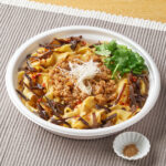 ファミリーマートの【東京都の一部・神奈川県の一部】麻辣麺を比較する。税込価格:498円、カロリー:490kcal、1円あたりカロリー:0.98kcal/円、たんぱく質:17.3g、1円あたりたんぱく質:0.03g/円、脂質:18.6g、炭水化物:66.3g、食塩相当量:3.2g。人気の麻辣湯の味をウーシャンスパイスや花椒パウダーなどで再現した汁なしの麺です。味がよく絡む麺に、複数のスパイスがきいたオリジナルソースとラー油を絡めることで、痺れる辛さに仕上げました。アレルギー:小麦、卵、落花生(ピーナッツ)、ごま、大豆、鶏肉、豚肉、ゼラチン。