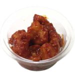セブンイレブンの冷たいまま食べる ヤンニョムチキンを比較する。税込価格：354円、カロリー：250kcal、たんぱく質：16.3g、脂質：13g、炭水化物：18g、糖質：16.1g、食物繊維：1.9g、食塩相当量：1.6g。韓国料理でよく使用される「ヤンニョム」たれを和えた鶏唐揚げです。ソースたっぷりで冷たくてもしっとり、やわらかいため、美味しく召し上がれます。アレルギー：卵、小麦。