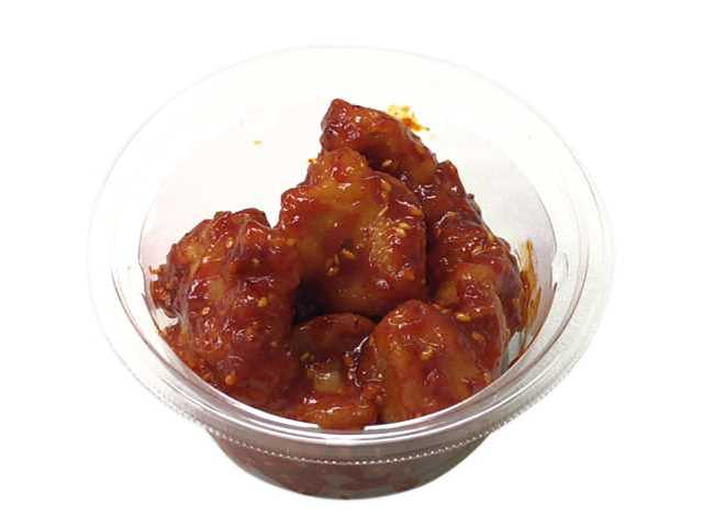 セブンイレブンの冷たいまま食べる ヤンニョムチキンを比較する。税込価格：354円、カロリー：250kcal、1円あたりカロリー：0.71kcal/円、たんぱく質：16.3g、1円あたりたんぱく質：0.05g/円、脂質：13g、炭水化物：18g、糖質：16.1g、食物繊維：1.9g、食塩相当量：1.6g。韓国料理でよく使用される「ヤンニョム」たれを和えた鶏唐揚げです。ソースたっぷりで冷たくてもしっとり、やわらかいため、美味しく召し上がれます。アレルギー：卵、小麦。