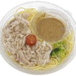 セブンイレブンの冷製パスタ豚しゃぶごまぽん酢を比較する。税込価格：605円、カロリー：564kcal、1円あたりカロリー：0.93kcal/円、たんぱく質：25.8g、1円あたりたんぱく質：0.04g/円、脂質：24.1g、炭水化物：64.1g、糖質：57.8g、食物繊維：6.3g、食塩相当量：5.8g。たっぷりの豚しゃぶをごまぽん酢で食べる冷製パスタです。アレルギー：卵、小麦。