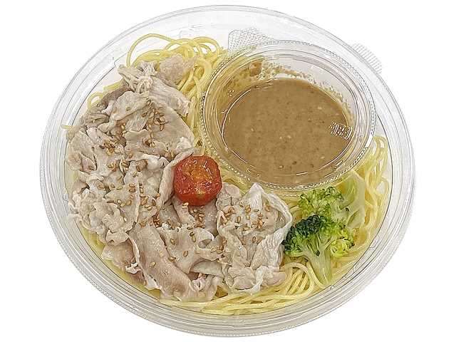セブンイレブンの冷製パスタ豚しゃぶごまぽん酢を比較する。税込価格：605円、カロリー：564kcal、1円あたりカロリー：0.93kcal/円、たんぱく質：25.8g、1円あたりたんぱく質：0.04g/円、脂質：24.1g、炭水化物：64.1g、糖質：57.8g、食物繊維：6.3g、食塩相当量：5.8g。たっぷりの豚しゃぶをごまぽん酢で食べる冷製パスタです。アレルギー：卵、小麦。