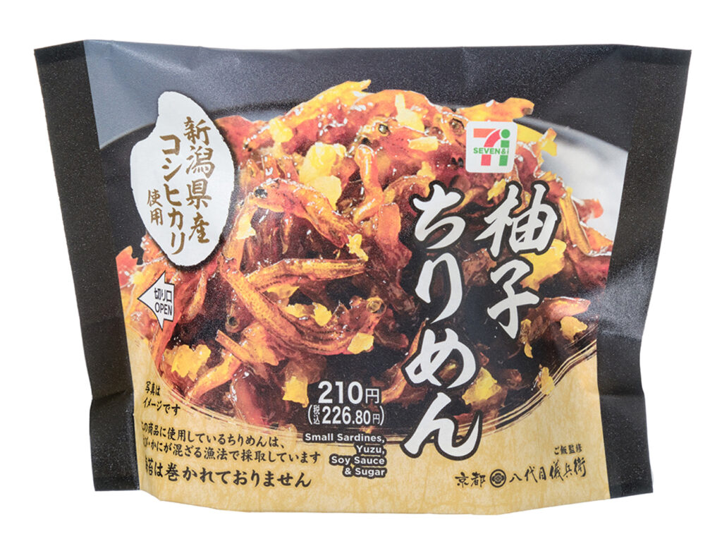 セブンイレブンの新潟県産コシヒカリおむすび 柚子ちりめんを比較する。税込価格：227円、カロリー：190kcal、たんぱく質：4.7g、脂質：1g、炭水化物：41.4g、糖質：39.9g、食物繊維：1.5g、食塩相当量：1.8g。国産柚子の爽やかな香りがふわっと広がるちりめんじゃこの佃煮を中具にしたおむすびです。アレルギー：小麦。