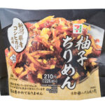 セブンイレブンの新潟県産コシヒカリおむすび 柚子ちりめんを比較する。税込価格：227円、カロリー：190kcal、たんぱく質：4.7g、脂質：1g、炭水化物：41.4g、糖質：39.9g、食物繊維：1.5g、食塩相当量：1.8g。国産柚子の爽やかな香りがふわっと広がるちりめんじゃこの佃煮を中具にしたおむすびです。アレルギー：小麦。