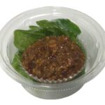 セブンイレブンの冷やし肉味噌ピーマン 信州味噌使用を比較する。税込価格：300円、カロリー：79kcal、たんぱく質：3.6g、脂質：4.1g、炭水化物：7.7g、糖質：6g、食物繊維：1.7g、食塩相当量：1g。食べやすいサイズにカットしたシャキシャキとした食感のピーマンを、信州味噌を使用した肉味噌につけてお召し上がりください。アレルギー：小麦。