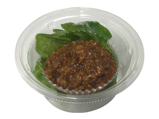 セブンイレブンの冷やし肉味噌ピーマン 信州味噌使用を比較する。税込価格：300円、カロリー：79kcal、たんぱく質：3.6g、脂質：4.1g、炭水化物：7.7g、糖質：6g、食物繊維：1.7g、食塩相当量：1g。食べやすいサイズにカットしたシャキシャキとした食感のピーマンを、信州味噌を使用した肉味噌につけてお召し上がりください。アレルギー：小麦。