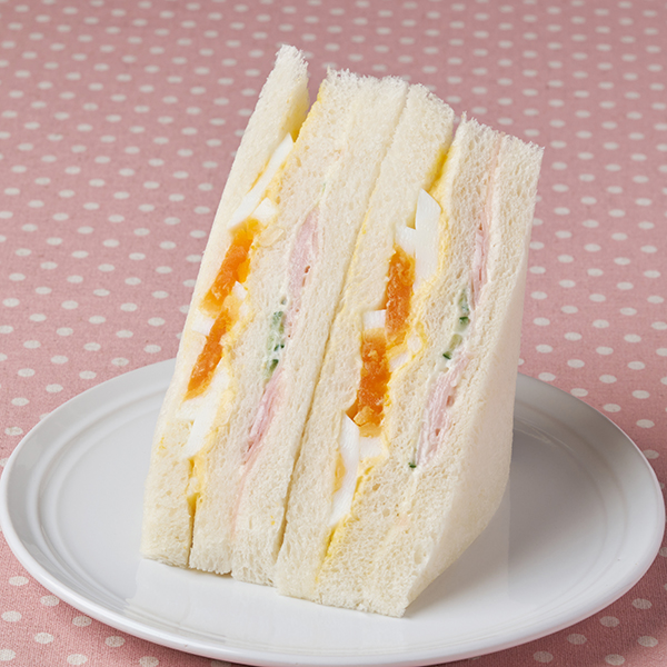 ファミリーマートのたまごとハムのサンドを比較する。税込価格：348円。たまごとハムの人気具材の組み合わせを楽しめるサンドイッチです。