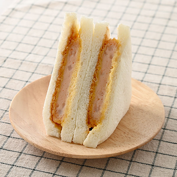 ファミリーマートのタルタル海老カツサンドを比較する。税込価格：478円。海老のぷりっとした食感を楽しめる海老カツに、タルタルソースとカツソースを合わせました。