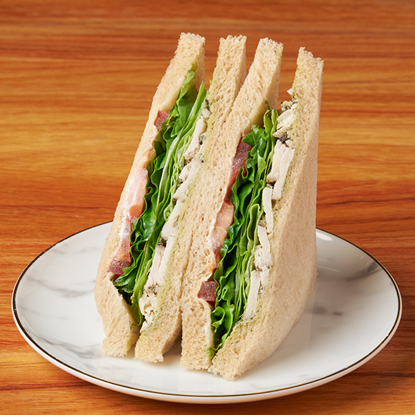 ファミリーマートの【東北・関東】全粒粉サンド ローストチキンとトマトを比較する。税込価格：398円、カロリー：239kcal、1円あたりカロリー：0.60kcal/円、たんぱく質：13.3g、1円あたりたんぱく質：0.03g/円、脂質：11.9g、炭水化物：20.8g、食塩相当量：1.2g。ローストチキン、トマト、レタスなどの具材に、バジルチーズソースを合わせて全粒粉パンで挟みました。 ※東北地方の一部、静岡県の一部では取り扱いがございません。アレルギー：小麦、卵、乳成分、ごま、大豆、鶏肉、りんご。