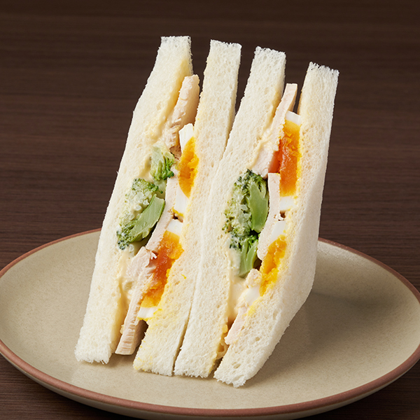 ファミリーマート たんぱく質が摂れる！チキンブロッコリーたまごサンド